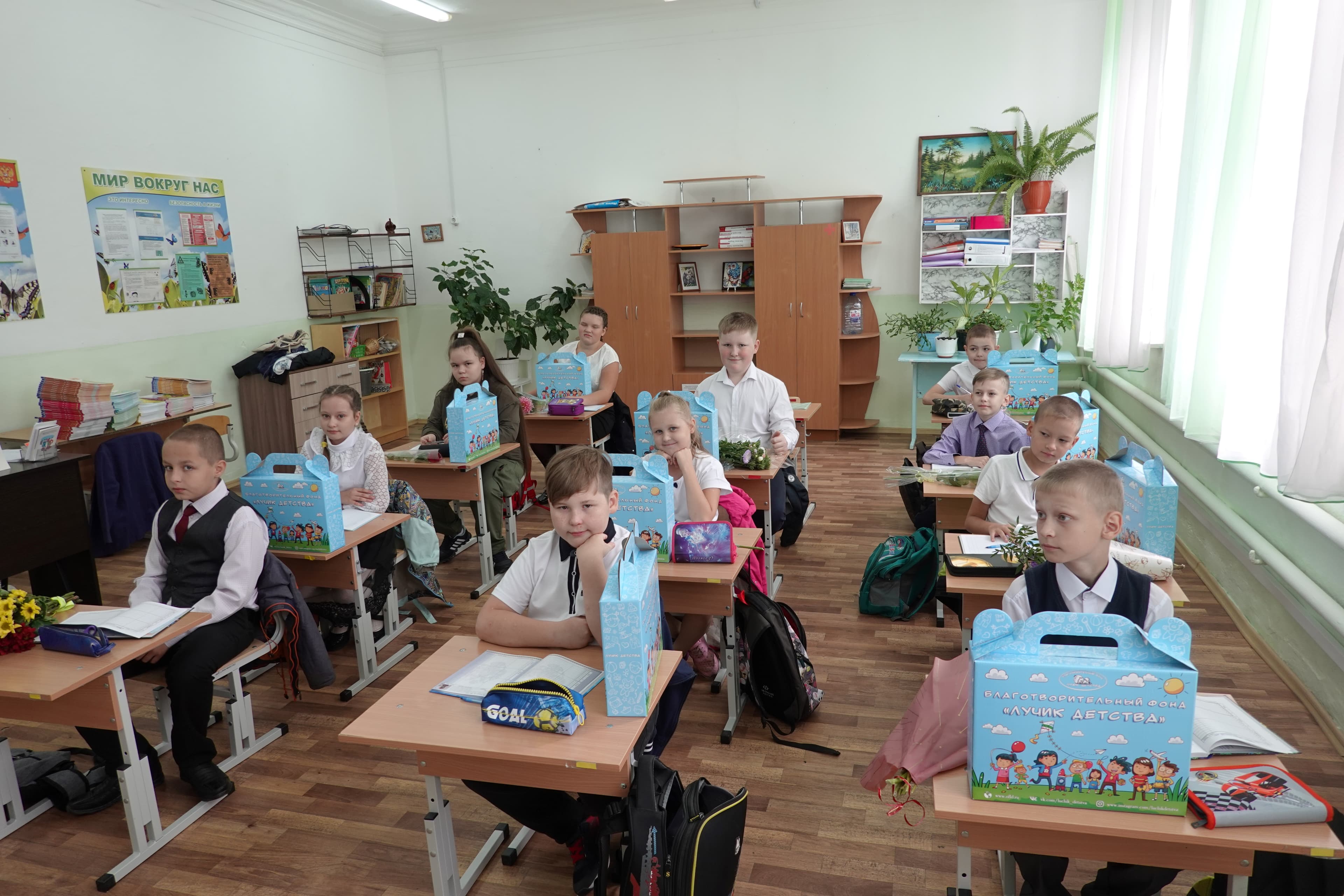СОБРАЛИ ДЕТОК В ШКОЛУ!